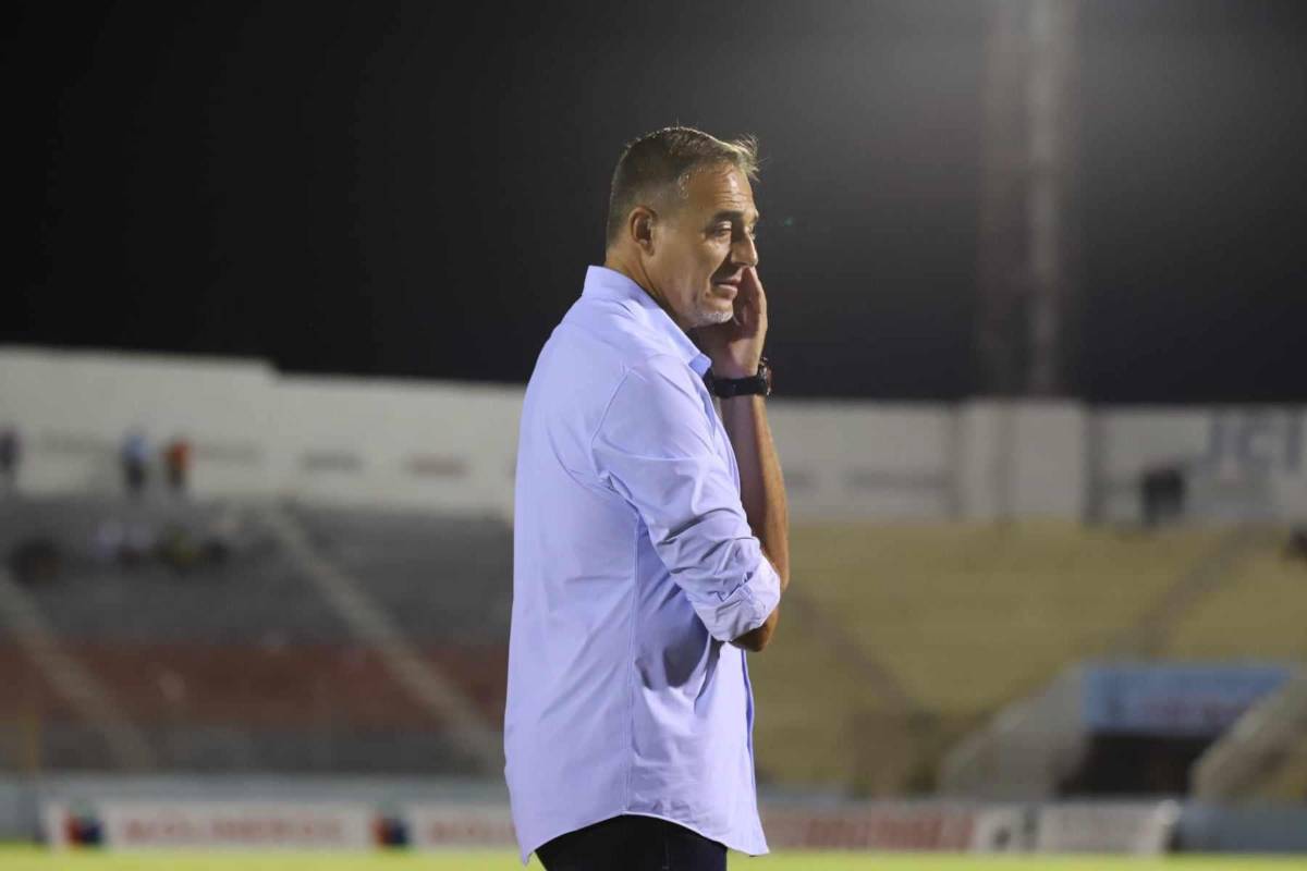 Hernán Medina queda en la cuerda floja en el banquillo del Victoria.