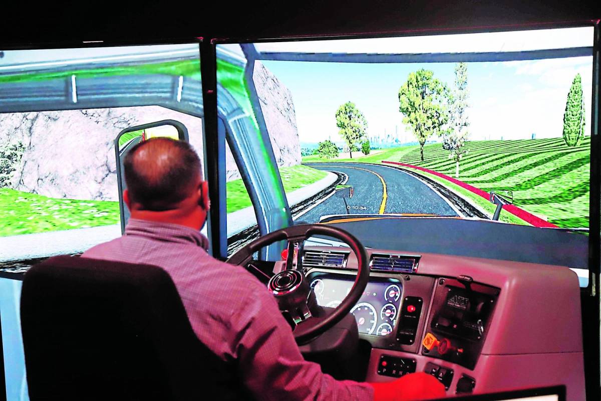 Los conductores se someten a pruebas de alta tecnología; a la semana más de 100 conductores del país se capacitan.
