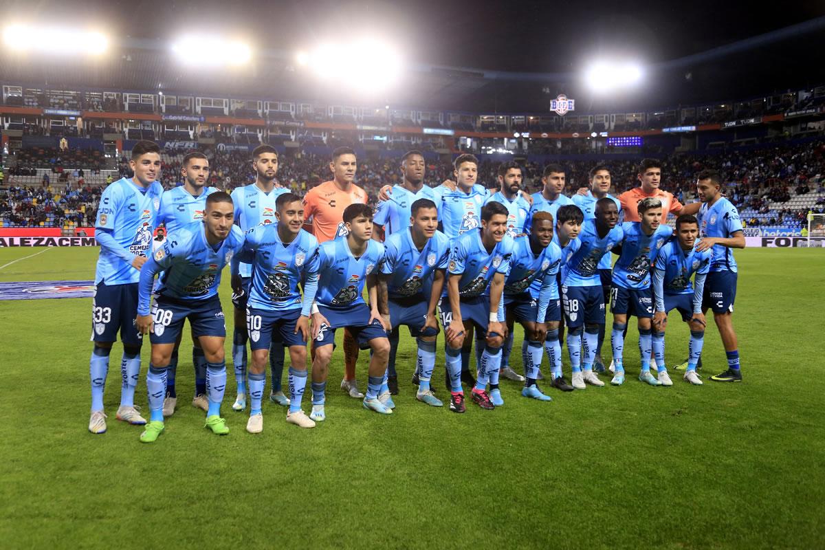 Todos los jugadores del Pachuca posan para la foto oficial antes del inicio del partido contra Monterrey.