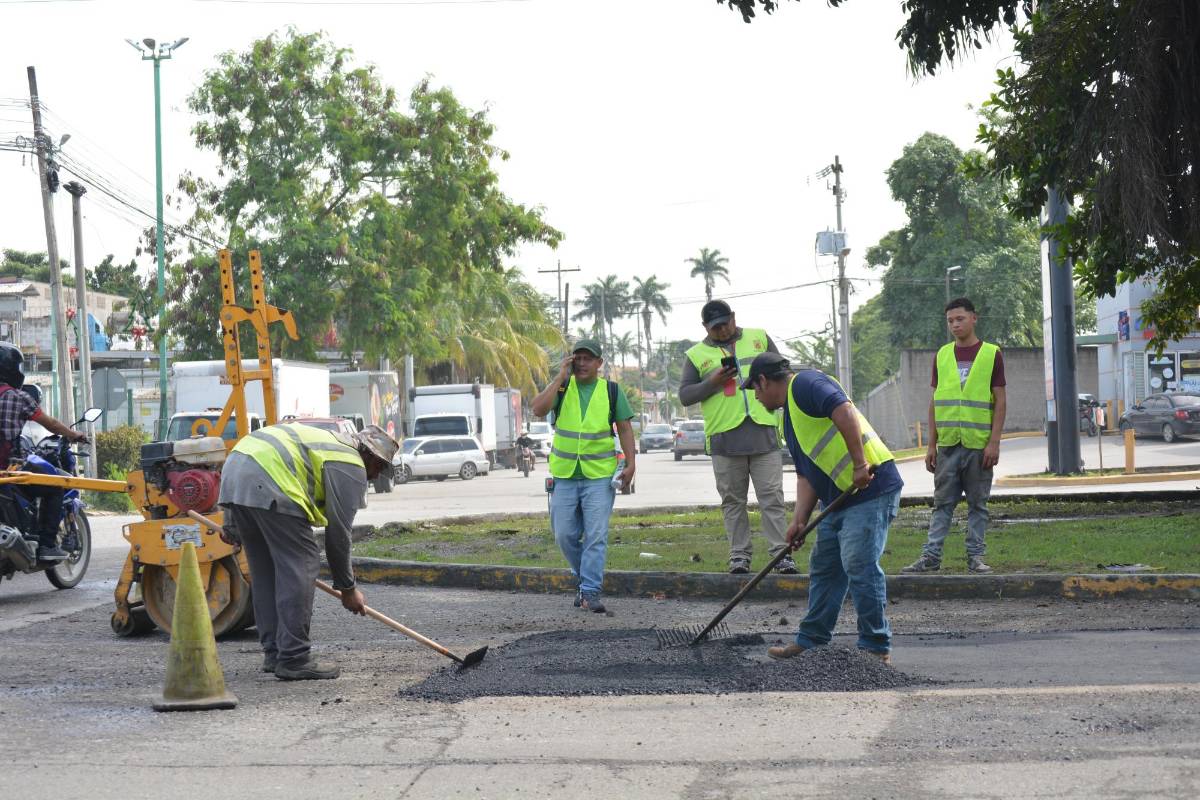 Comienzan a tapar los baches del segundo anillo de San Pedro Sula