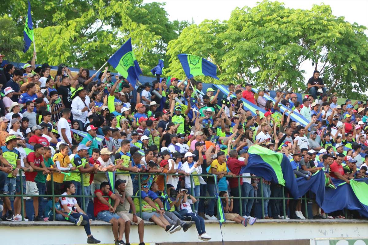 Aficionados del Olancho FC celebrando el gol anotado por Nelson Muñoz.