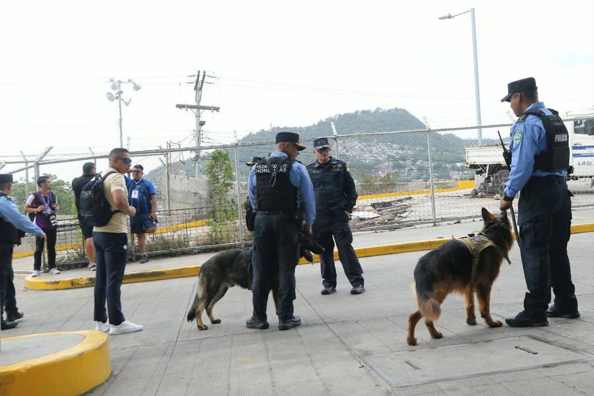 Olimpia-Motagua: Exgoleador aparece como Policía, susto y chica del 911 cautiva