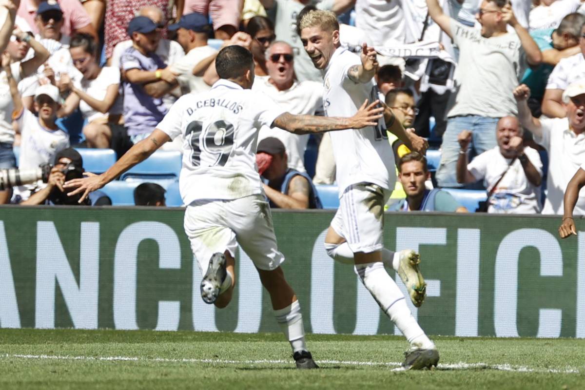 Federico Valverde celebra con Dani Ceballos tras marcar un golazo.