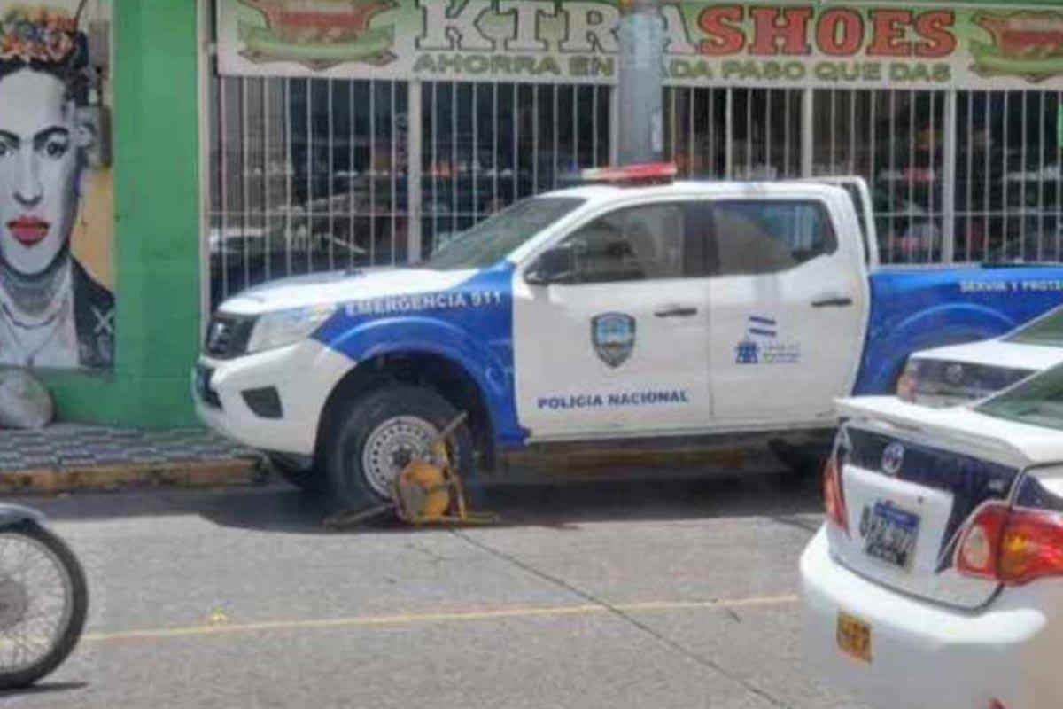 Enchachan llanta de una patrulla policial en La Ceiba
