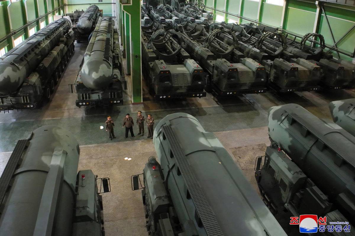 Kim Jong Un visitó un complejo de defensa en Pyongyang.