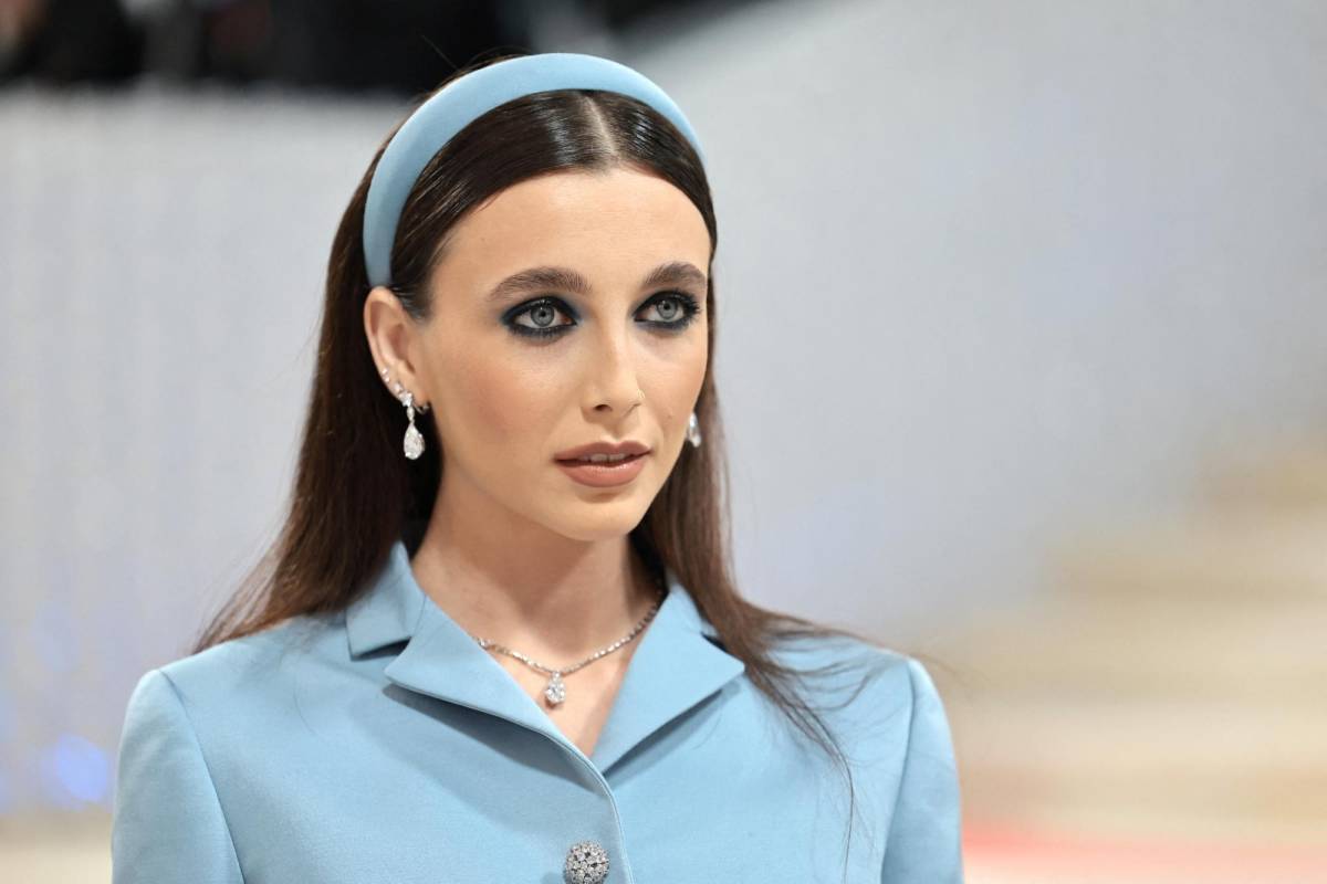 Emma Chamberlain. Impactó con sus sombras azules en los extremos y un toque metálico en el centro a manera de halo eyes, hizo mix and match con su atuendo y diadema azul bebé. Este tipo de diademas monocolor están en tendencia, y también se pueden lucir en galas formales.