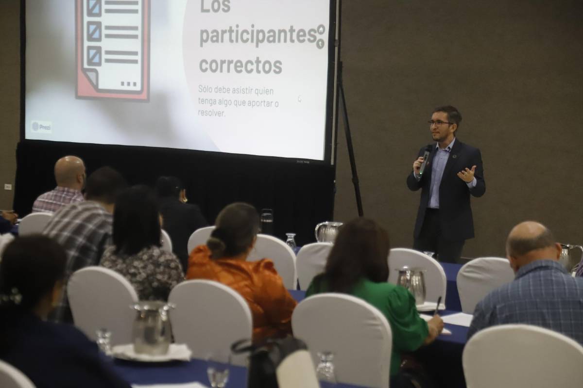 Valmoral realiza taller enfocado en tener “reuniones con propósito”