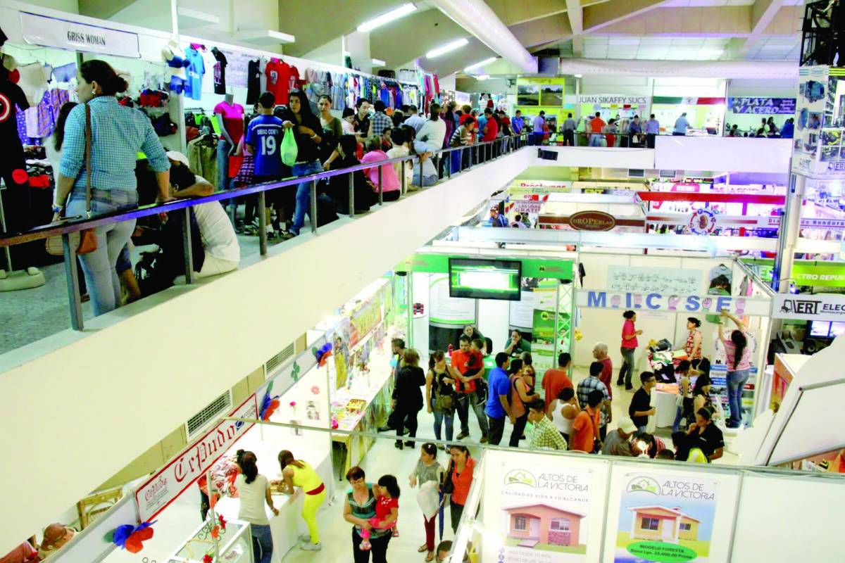 Comerciantes en el recinto ferial de Expocentro.