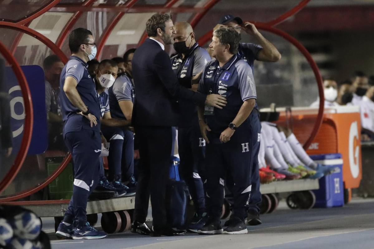“Bolillo” Gómez logró su primer punto como seleccionador de Honduras. Antes del partido saludó al danés Thomas Christiansen