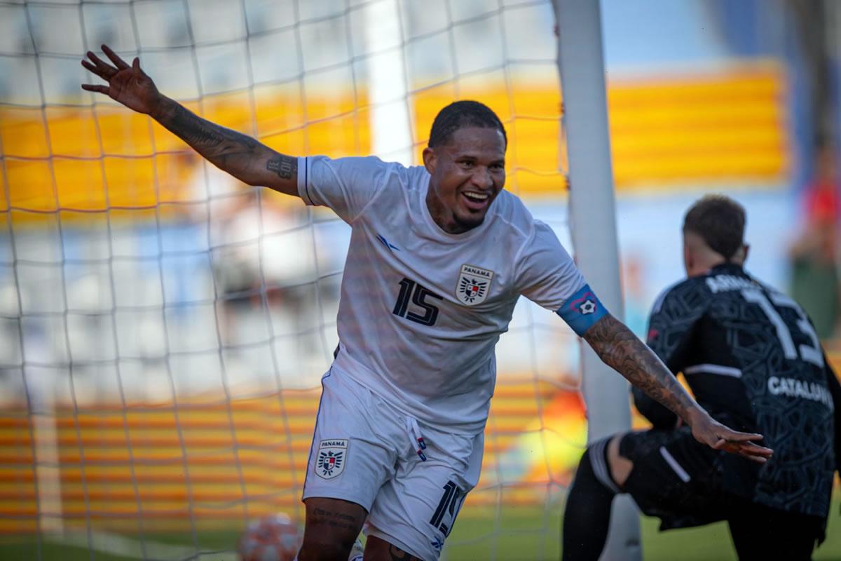 Éric Davis celebrando su gol para el empate de Panamá.