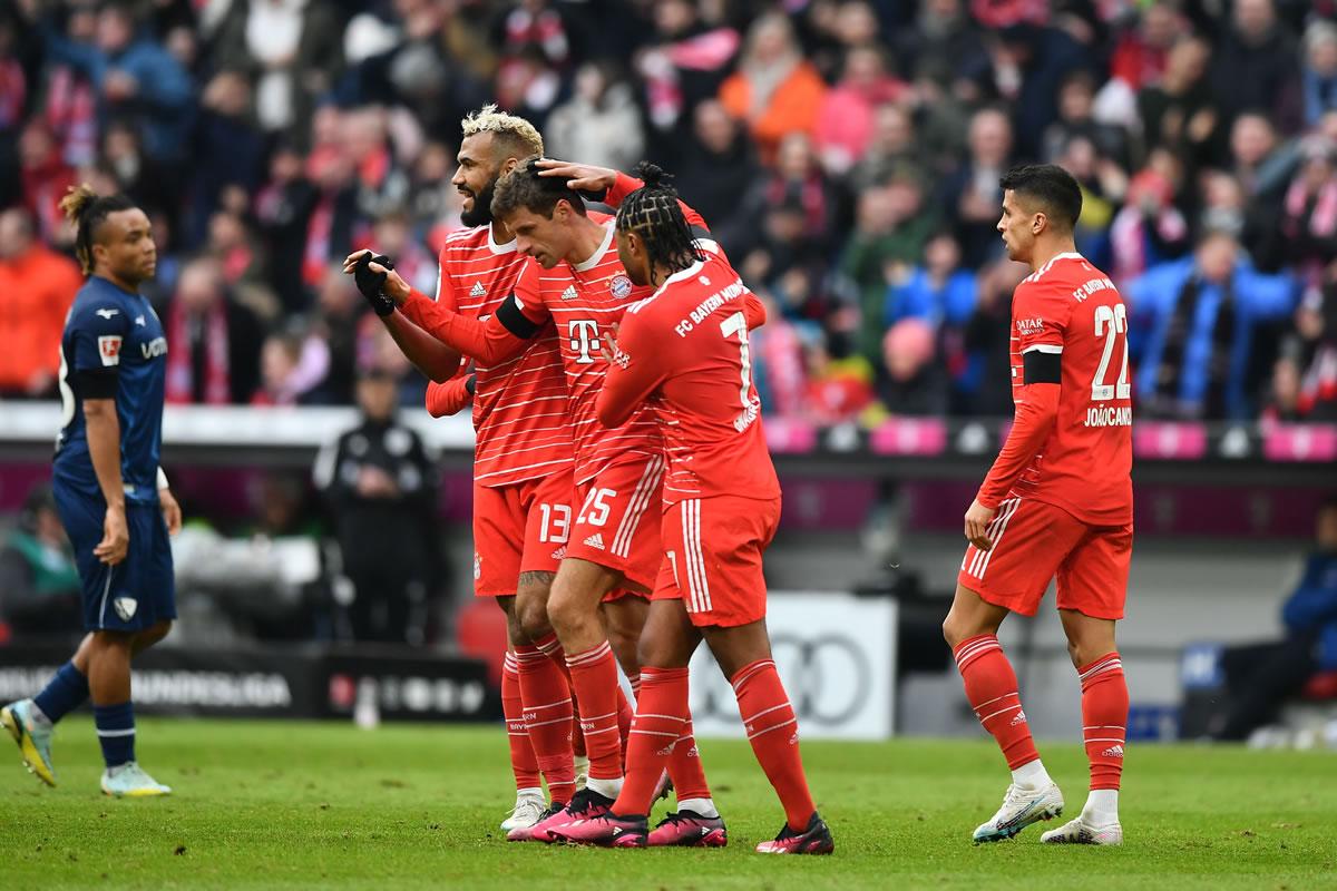 Thomas Müller es felicitado por sus compañeros tras abrir el marcador en el partido.