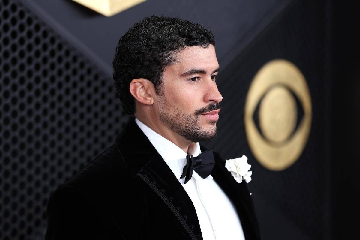 Bad Bunny le da un giro al clásico esmoquin en la alfombra roja de los Grammy 2026