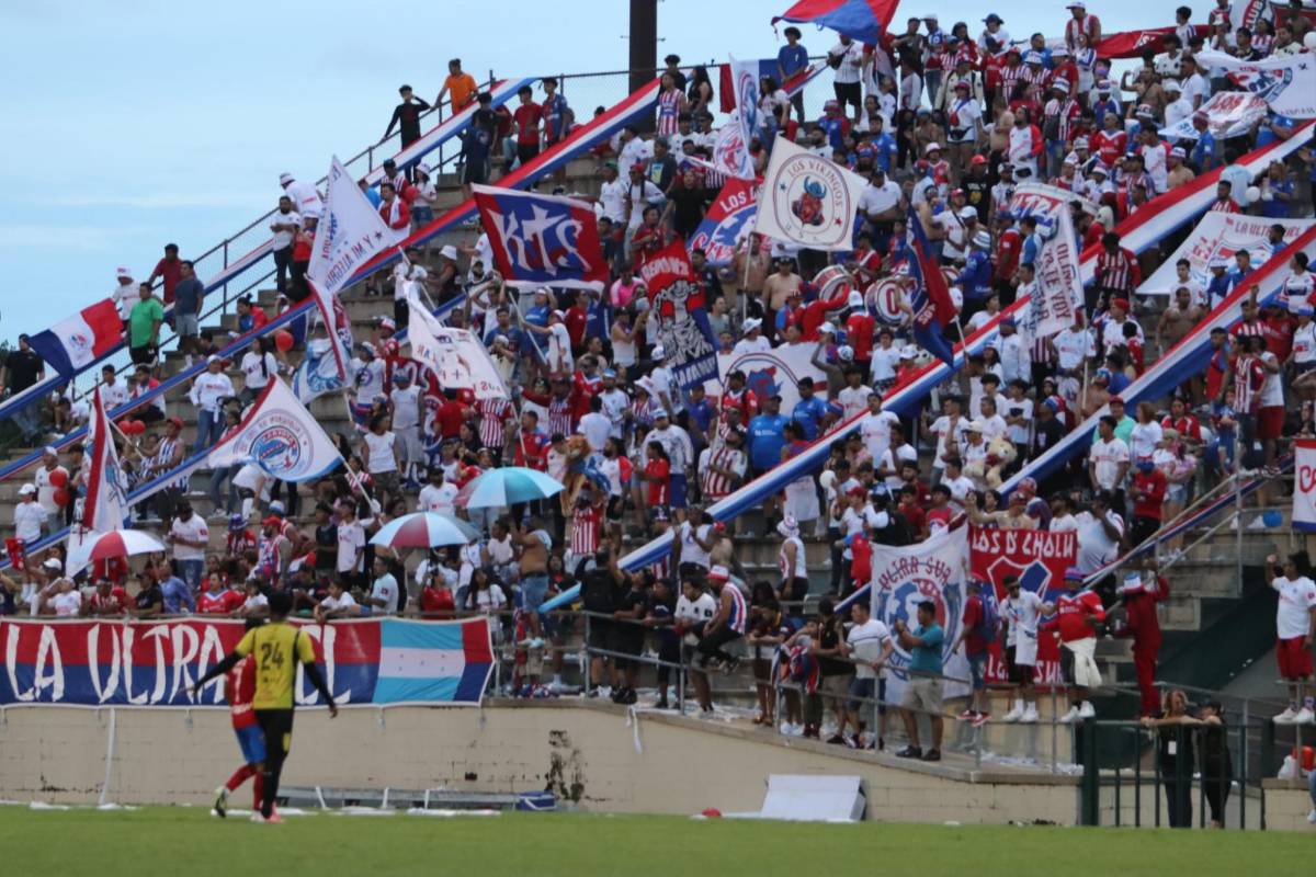 Aficionados hondureños llegaron en buena cantidad para ver a su amado Olimpia.