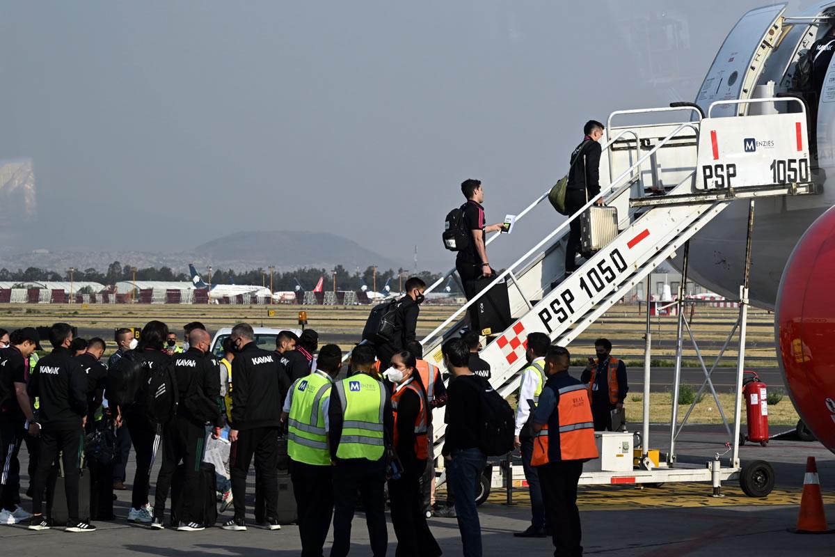 La delegación de México subiendo al avión para viajar a San Pedro Sula.