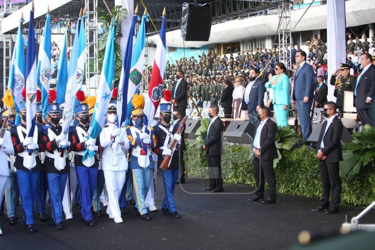 La presidenta Castro presencia los primeros desfiles dentro del recinto capitalino.