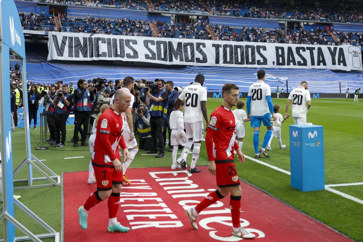 Momento en el que ingresaban al césped los jugadores del Real Madrid y Rayo Vallecano. En el fondo la pancarta con el mensaje: “Vinicius somos todos, basta ya.”