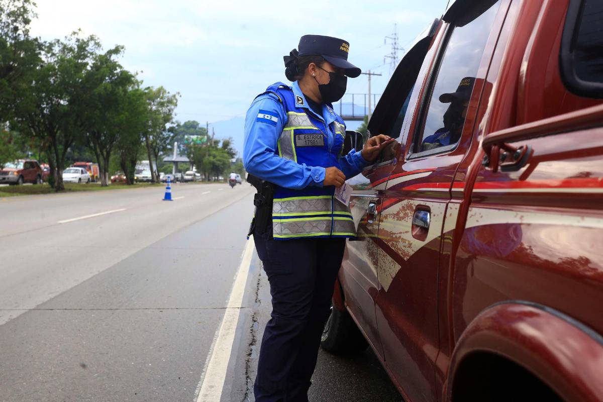 Multan a más de 200 conductores por andar placa vieja