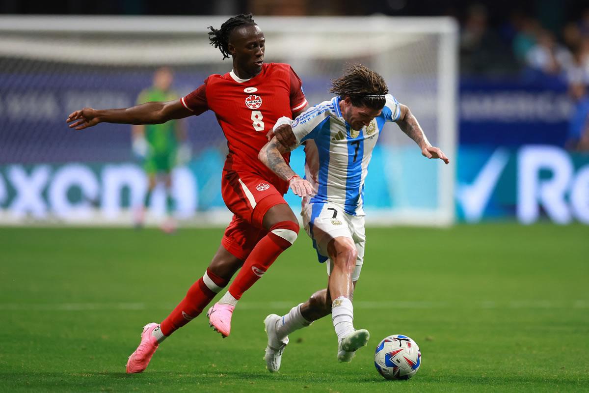 Rodrigo de Paul protege el balón de la marca de Ismaél Koné.