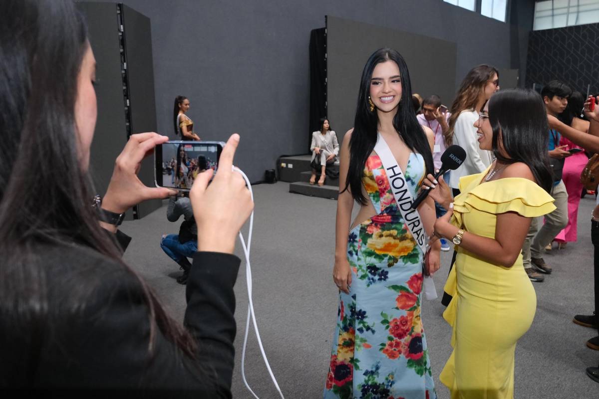 La periodista de Diario LA PRENSA, Marisol Soto, entrevista a la Miss Honduras, Zu Clemente, en la conferencia de prensa de Miss Universo este jueves 17 de noviembre.