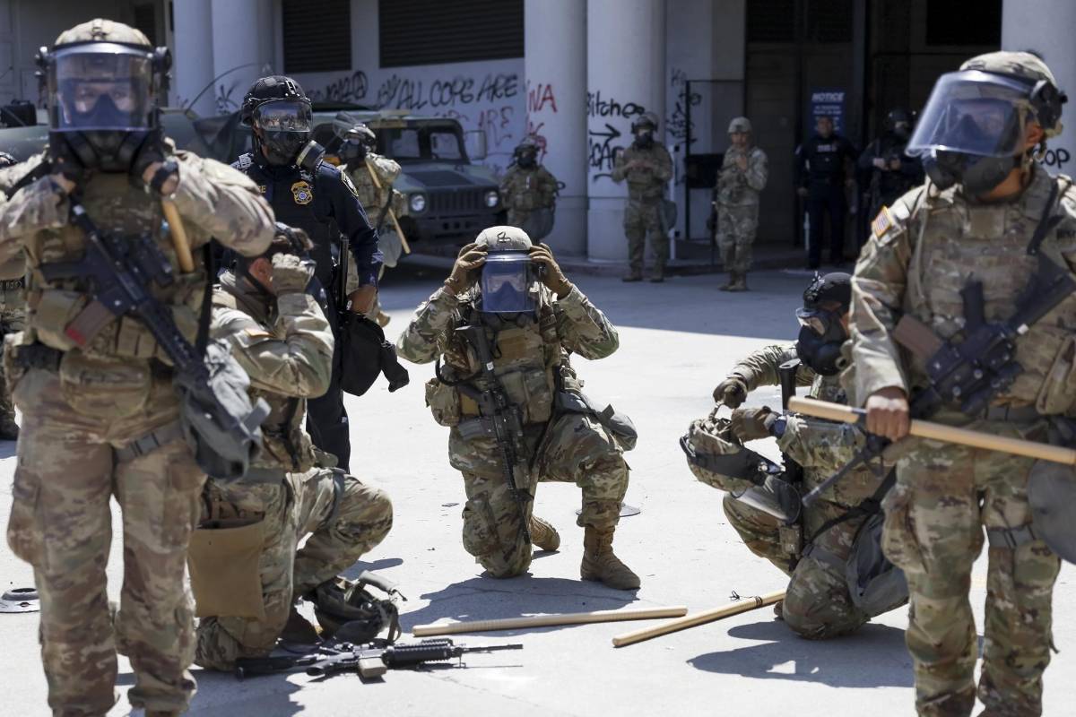 Caos y arrestos masivos tras el toque de queda en Los Ángeles