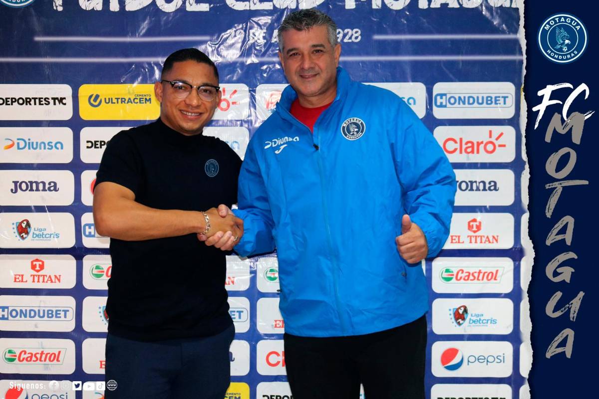 Diego Vázquez junto a Emilio Izaguirre en la firma de su nuevo contrato con Motagua. (FOTO: Motagua)