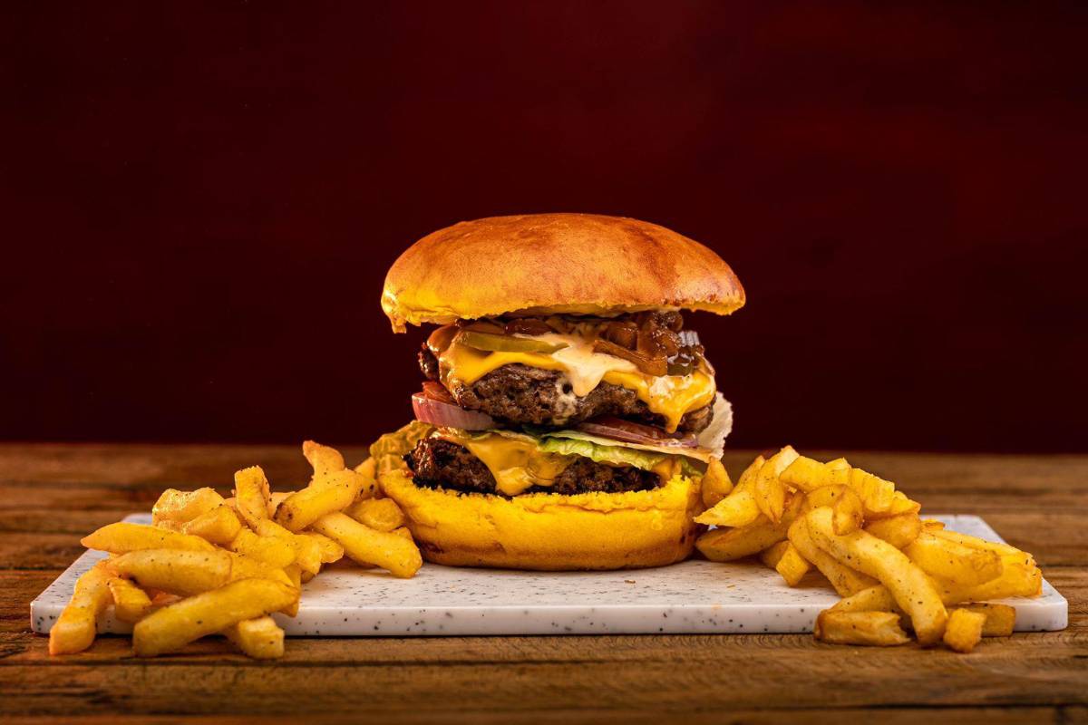 Sus hamburguesas son muy populares y sabrosas.