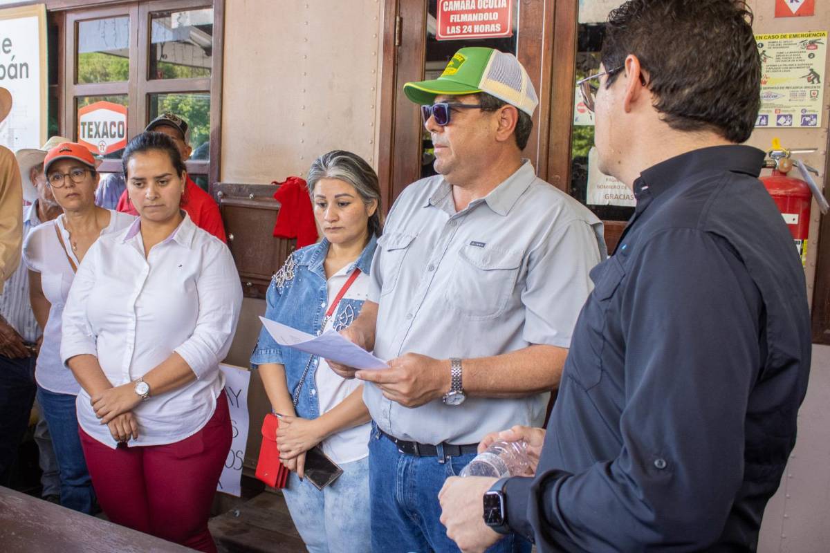 El alcalde Mauricio Arias recibió una comisión gubernamental para llegar a acuerdos para concretar los proyectos priorizados de Copán Ruinas.