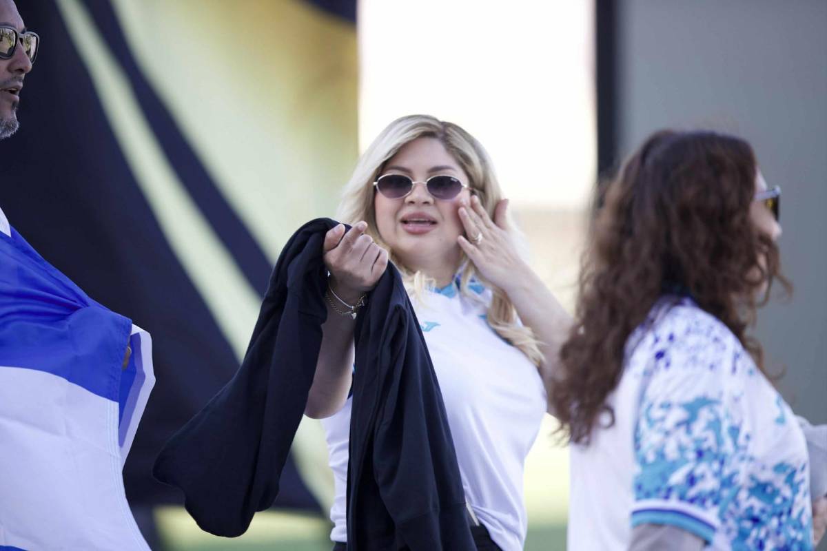 La 'chelita' que enamoró, ambiente y lindas chicas para el Honduras-Curazao