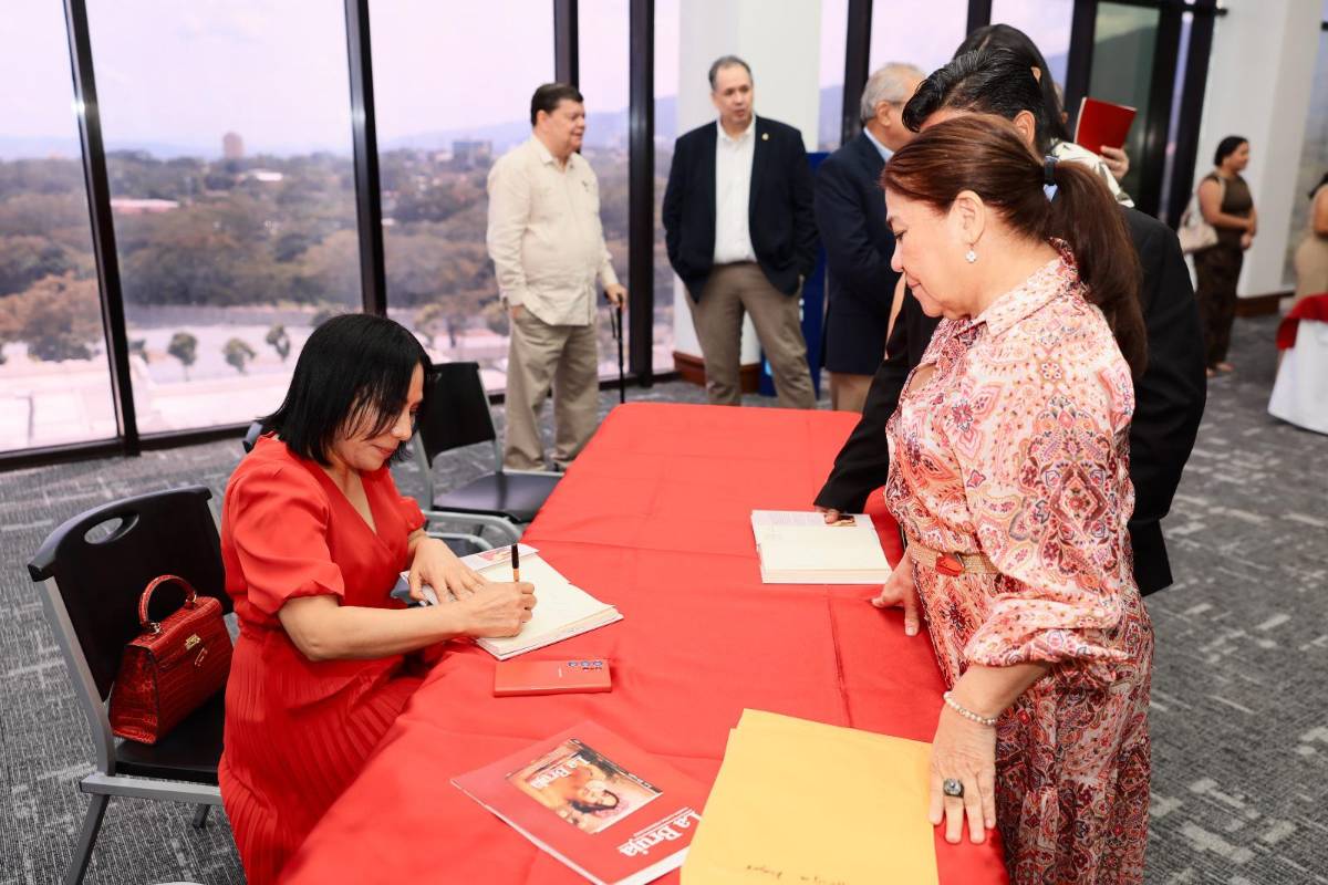 Así se vivió la presentación del libro La Bruja de María Luisa Fernández
