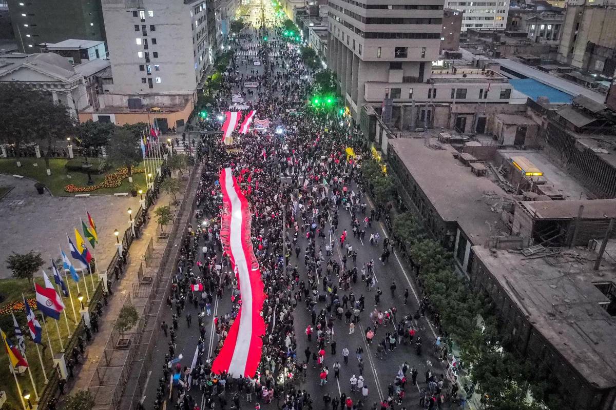 Un muerto y decenas de heridos en violentas protestas contra el Gobierno de Perú