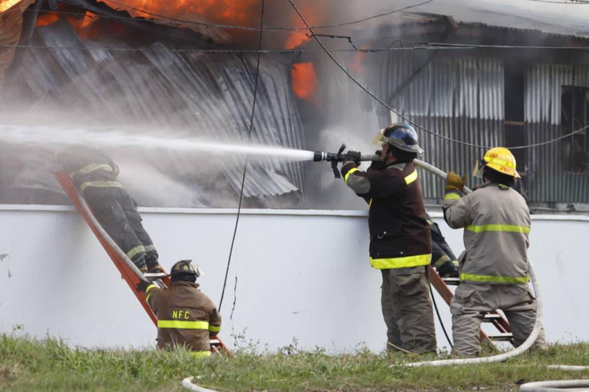 Impactantes imágenes del feroz incendio que arrasó con empresa en Choloma