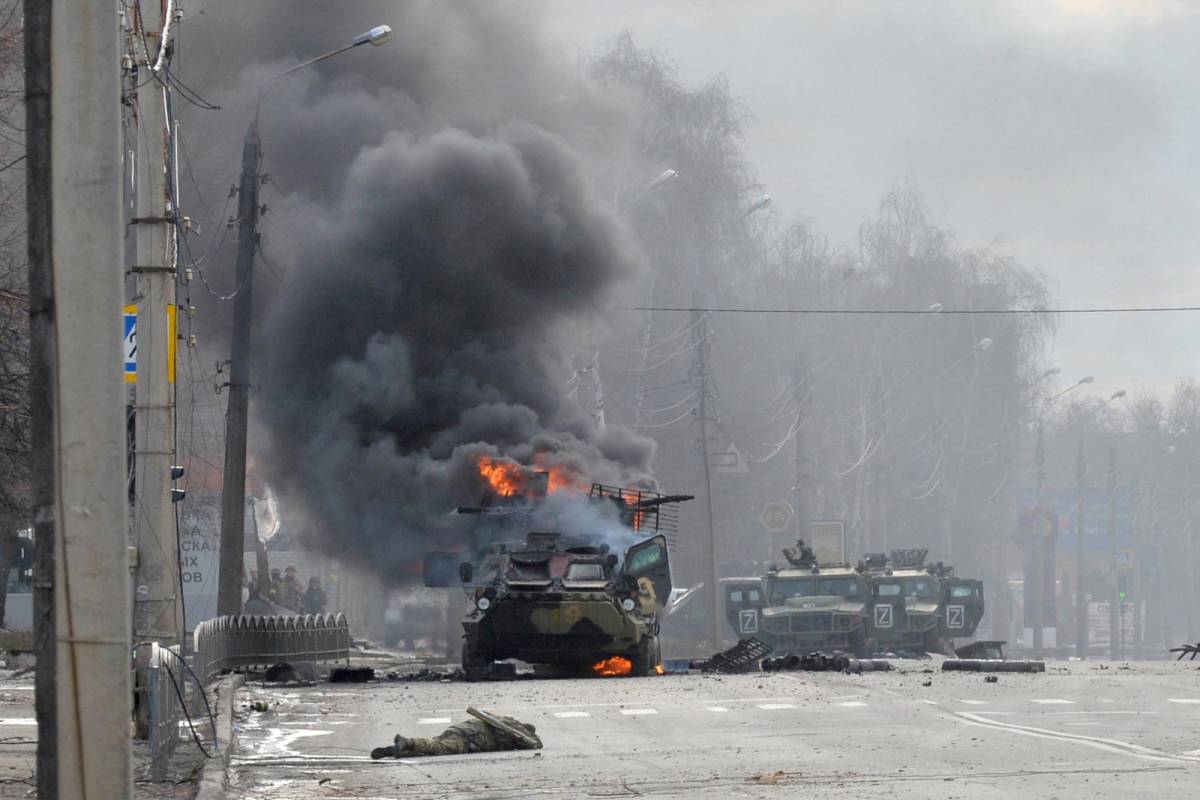 El ejército ucraniano resiste contra las tropas rusas en las afueras de Kiev.