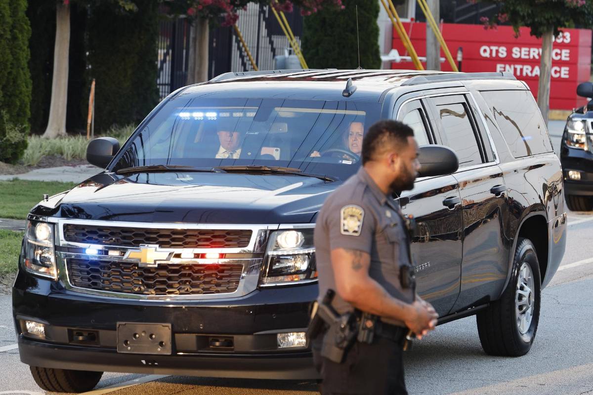 <b>Trump</b>, de 77 años, fue fichado en la cárcel del condado de Fulton, en Atlanta, que estaba rodeada por un férreo perímetro de seguridad mientras hordas de periodistas y decenas de seguidores acudían al lugar.