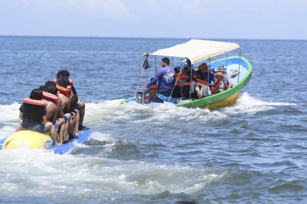 Belleza y alegría: hondureñas viven al máximo la Semana Morazánica en Tela