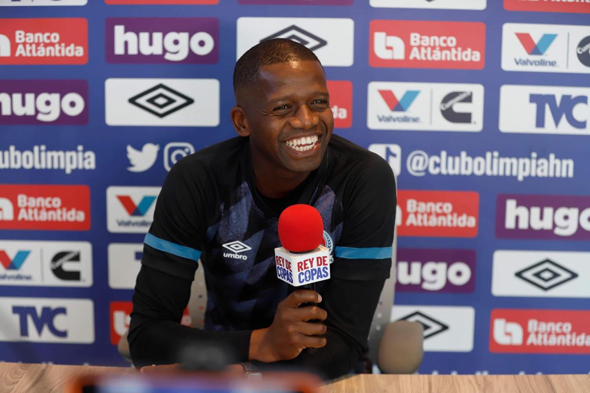 Boniek García sonriente en la conferencia de prensa previo al Clásico.