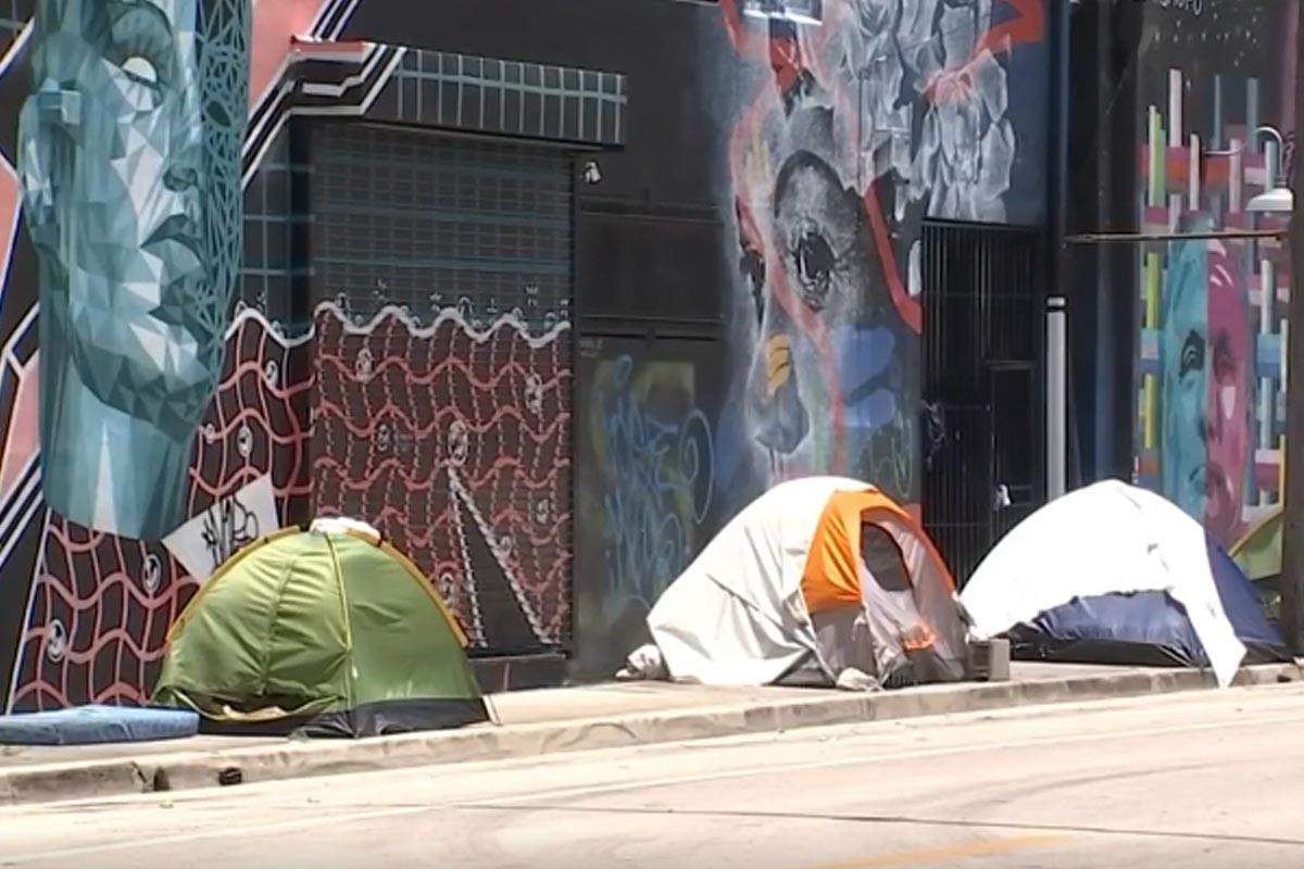 Ley prohíbe a las personas sin hogar dormir o acampar en las calles de Florida.