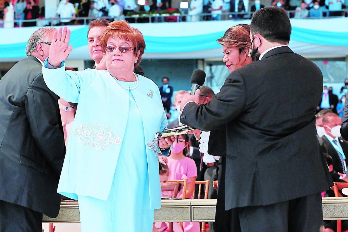 Edad: 74 años.Partido: Partido Innovación y Unidad (Pinu).Ocupación: diputada y dirigente política.