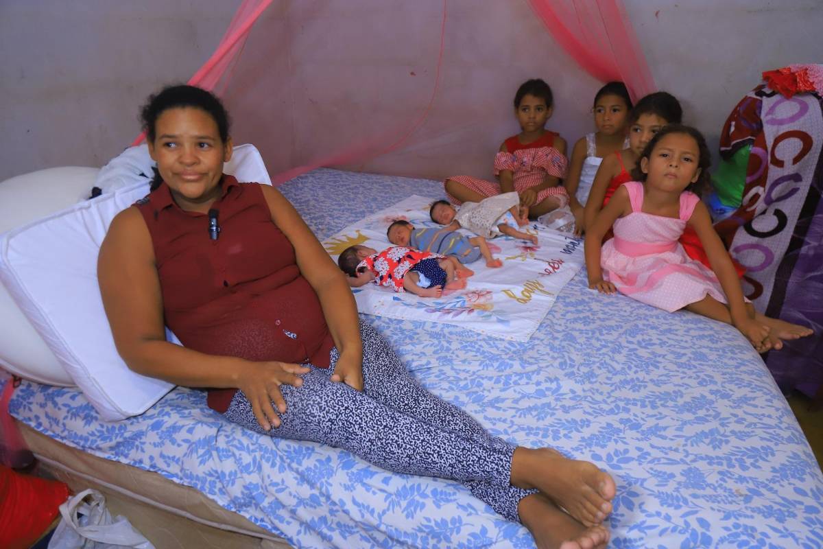 María Esther, una de los trillizos, operada con éxito