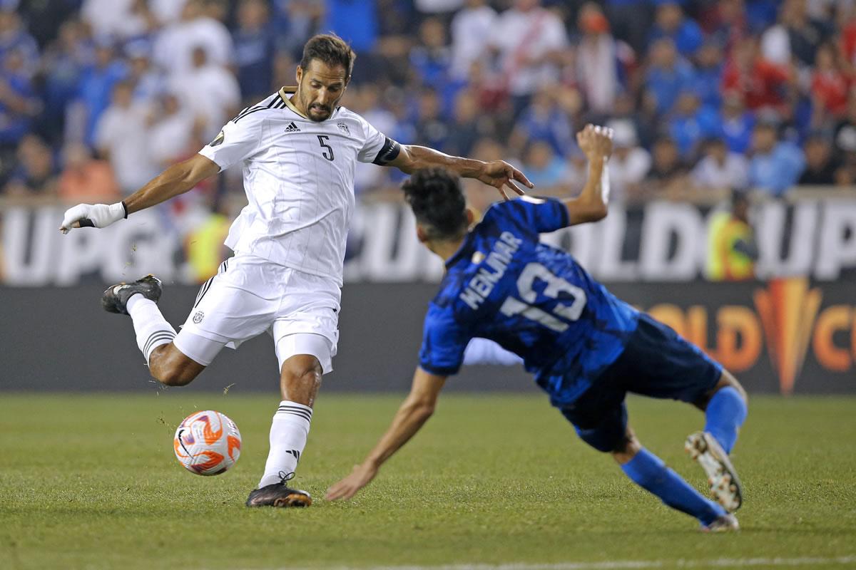 El tico Celso Borges se alista a realizar un disparo, mientras el salvadoreño Leonardo Menjivar intenta impedirlo.