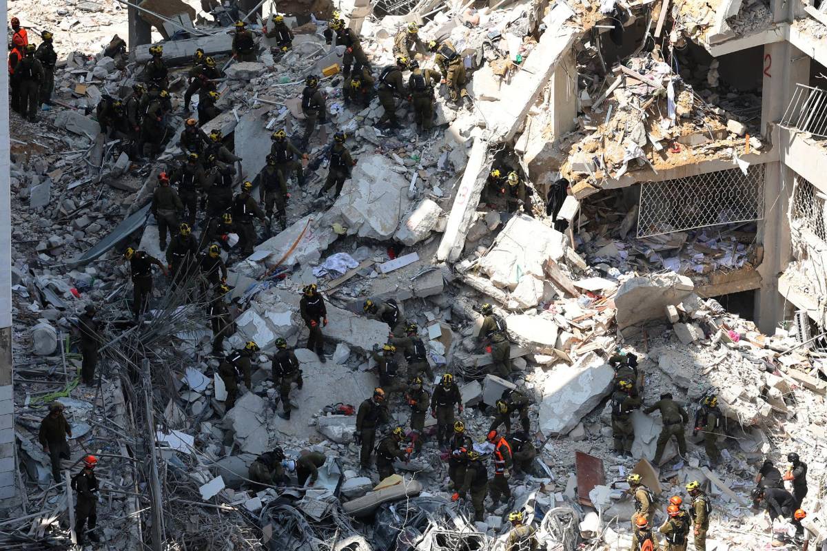 Nueva oleada de misiles de Irán deja diez muertos en Israel, que promete venganza