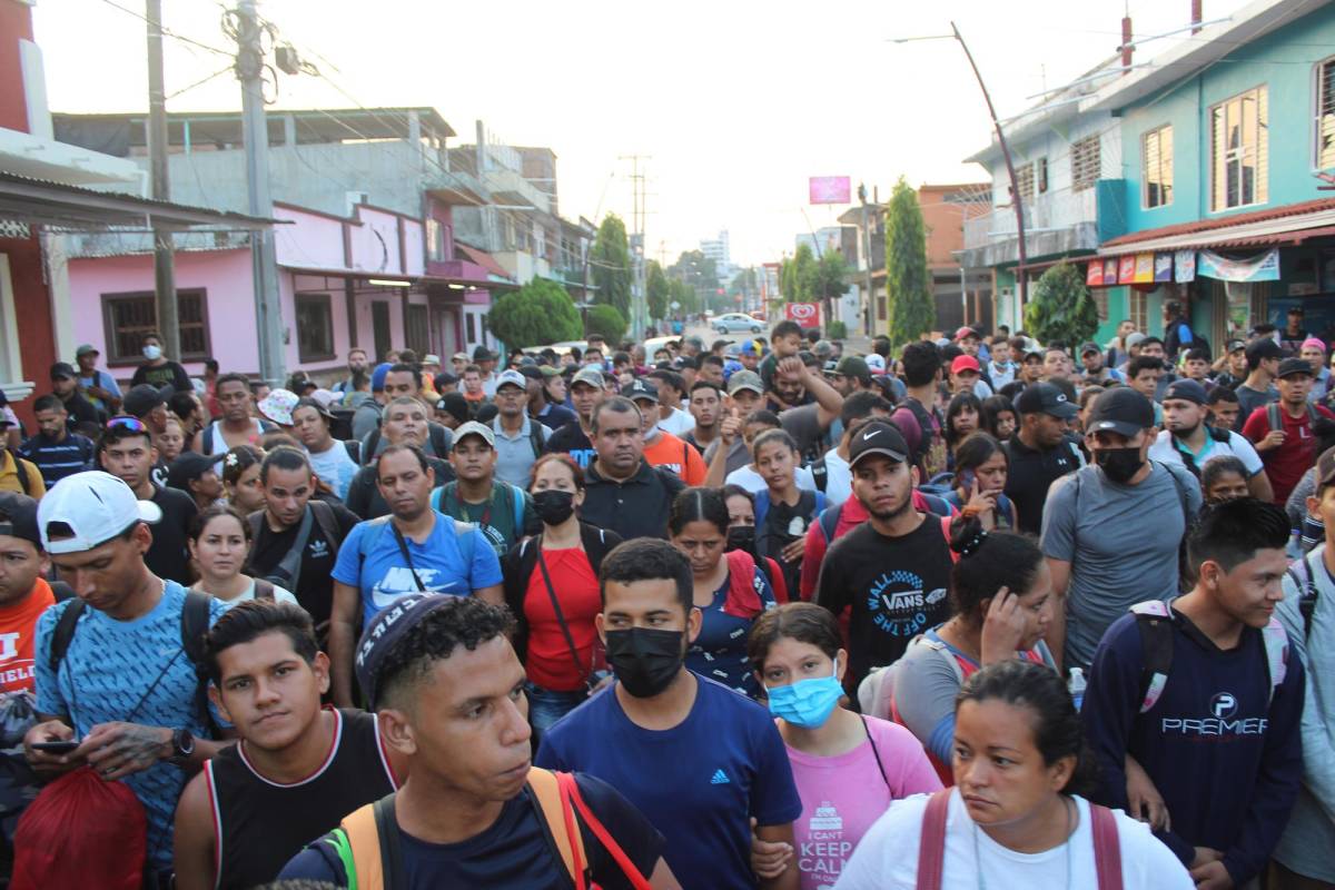 Migrantes de diferentes nacionalidades, caminan pacíficamente por las principales avenidas este domingo, en la ciudad de Tapachula en Chiapas.