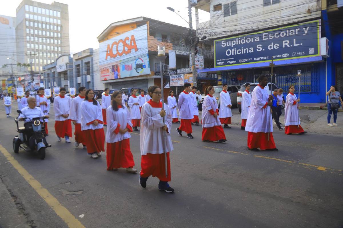 Miles de sampedranos acompañan procesión del Santo Entierro