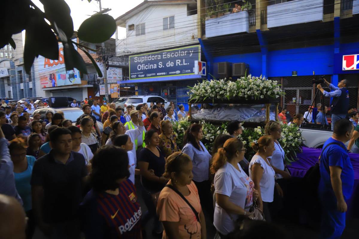 Miles de sampedranos acompañan procesión del Santo Entierro