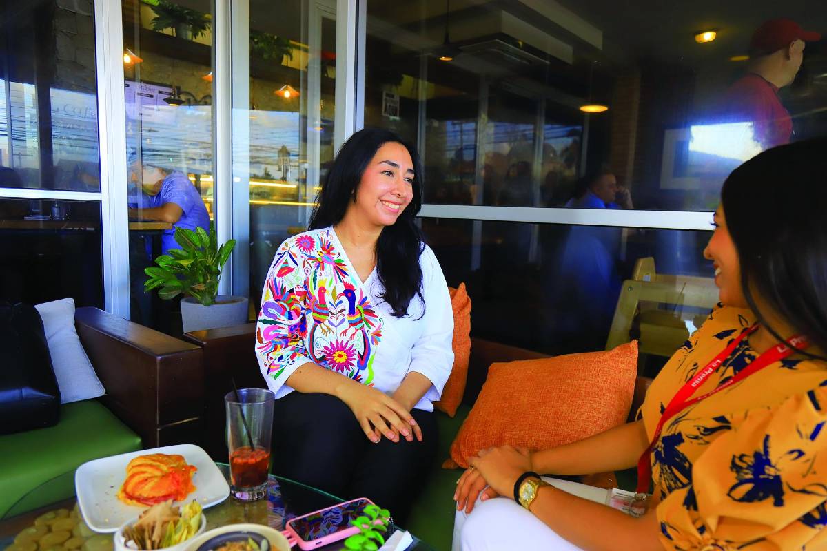 Naek Mejía durante la entrevista para Diario LA PRENSA con la periodista Marisol Soto.