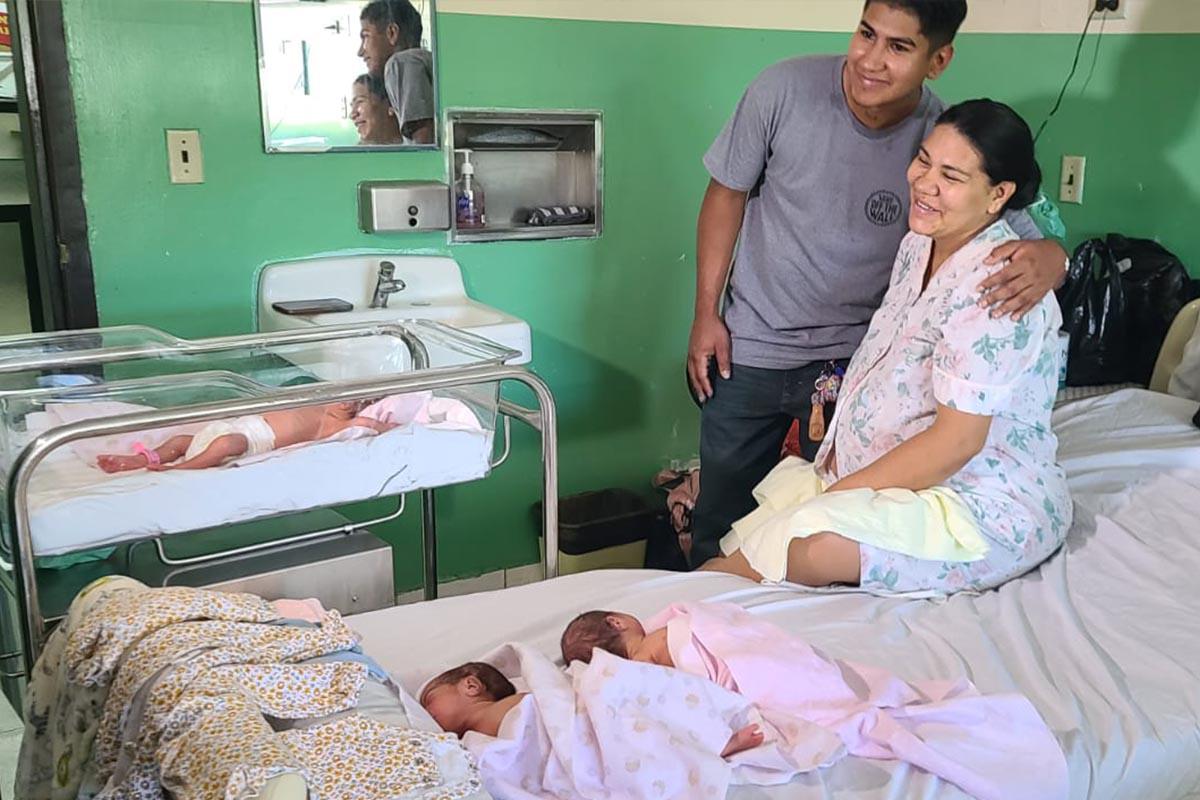 Cecilia Julián junto al padre de las tres niñas.