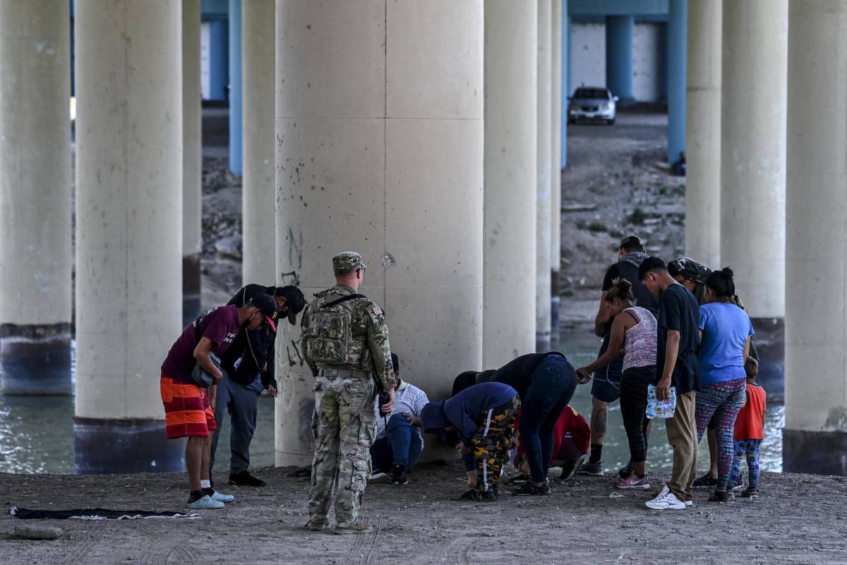 Texas autoriza a la Guardia Nacional para expulsar a los migrantes detenidos en frontera