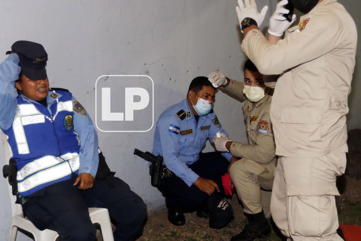 Algunos miembros policiales resultaron heridos en la pelea de barras.