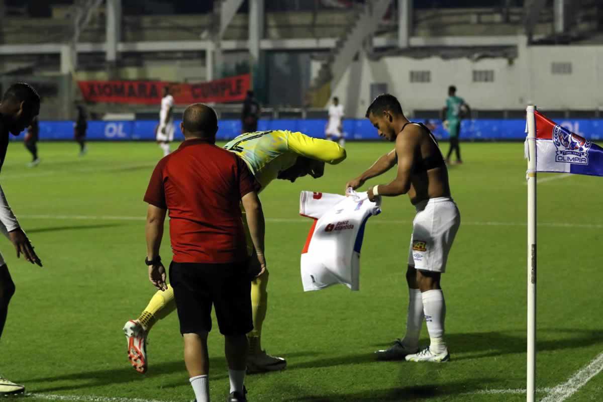 Edwin Rodríguez la hizo de torero y José Mendoza lo acompañó en la celebración.