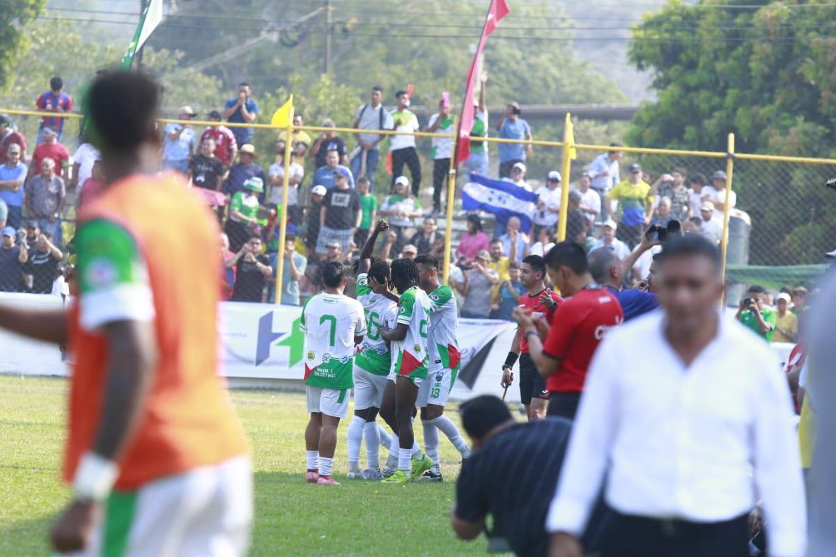 Hondupino campeón, tristeza del Brasilia y jugador fue retirado en ambulancia