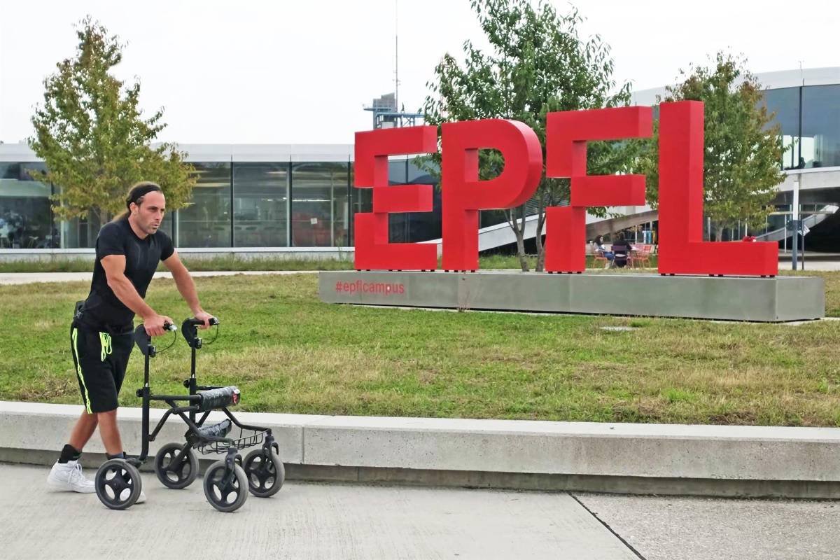 Tres parapléjicos vuelven a andar tras recibir un implante electrónico